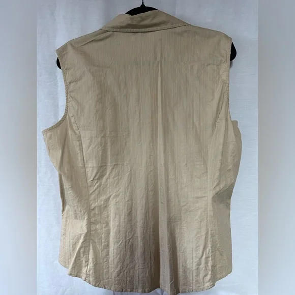 Barely worn. Women’s XL button down tank. Light tan. - Picture 2 of 3
